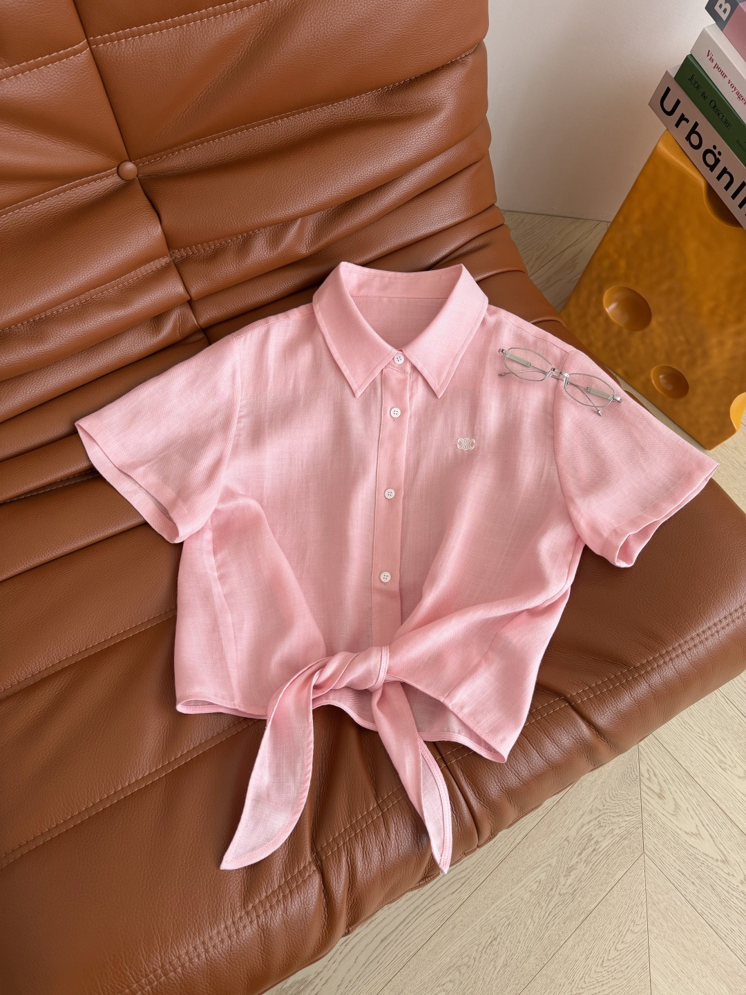 夏日时髦衬衫 26ss 凯旋门logo刺绣系带亚麻衬衫 下摆兔耳朵系带设计 自带有休闲的日常街拍Feel