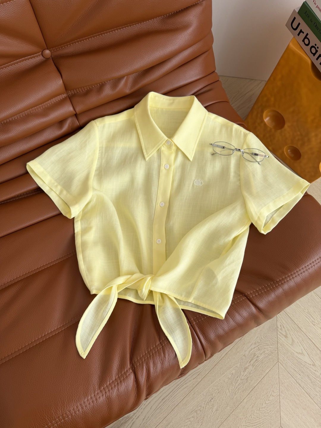 夏日时髦衬衫 26ss 凯旋门logo刺绣系带亚麻衬衫 下摆兔耳朵系带设计 自带有休闲的日常街拍Feel