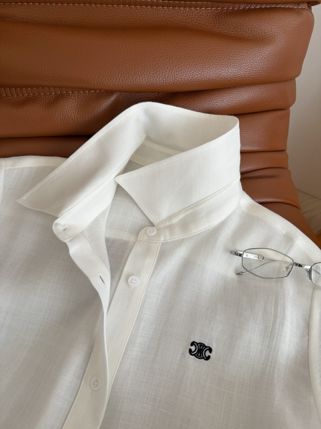 夏日时髦衬衫 26ss 凯旋门logo刺绣系带亚麻衬衫 下摆兔耳朵系带设计 自带有休闲的日常街拍Feel