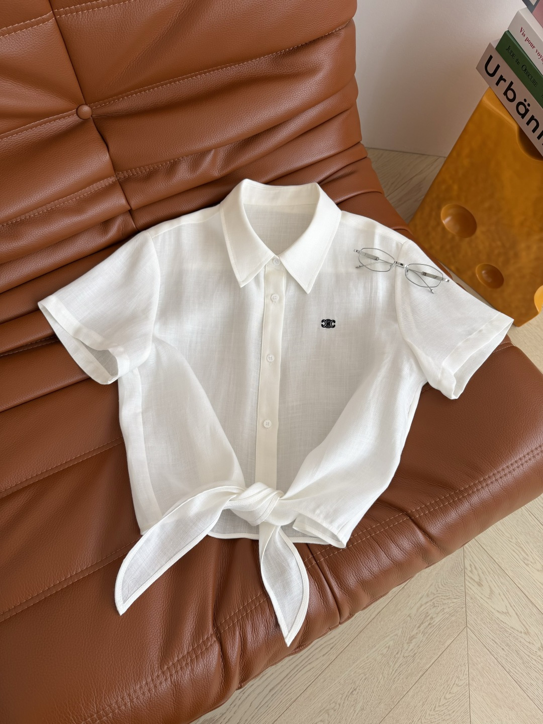 夏日时髦衬衫 26ss 凯旋门logo刺绣系带亚麻衬衫 下摆兔耳朵系带设计 自带有休闲的日常街拍Feel