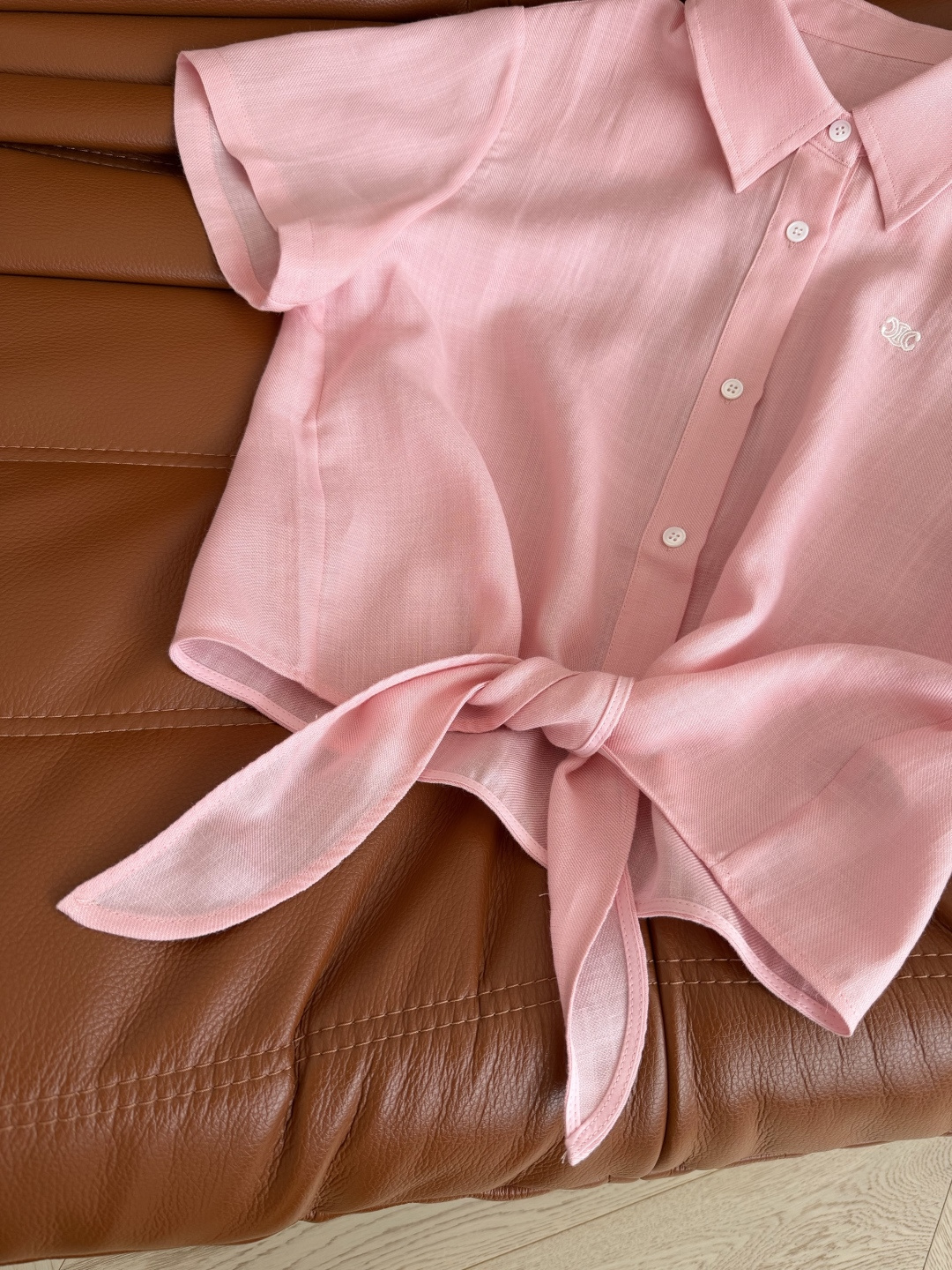 夏日时髦衬衫 26ss 凯旋门logo刺绣系带亚麻衬衫 下摆兔耳朵系带设计 自带有休闲的日常街拍Feel