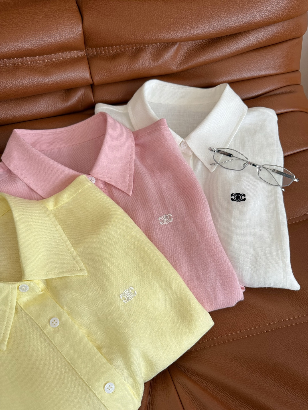 夏日时髦衬衫 26ss 凯旋门logo刺绣系带亚麻衬衫 下摆兔耳朵系带设计 自带有休闲的日常街拍Feel