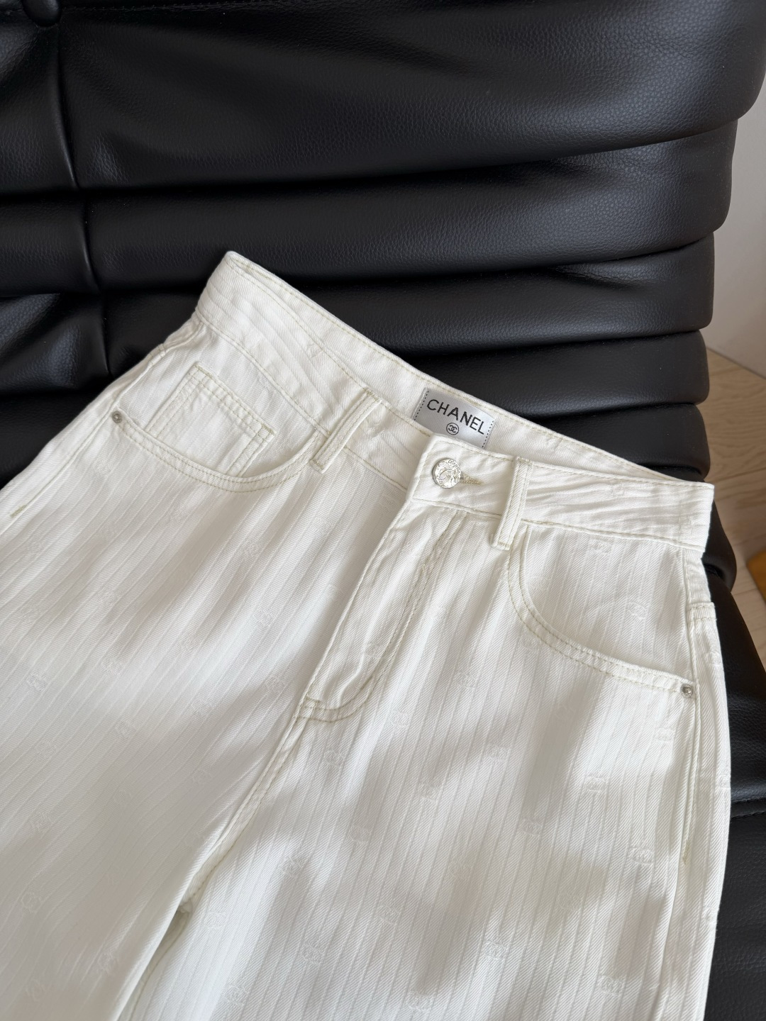 26ss Vintage中古风 双C提花白色牛仔裤 采用重工的双C提花牛仔面料 很软糯很舒服 后备口袋刺