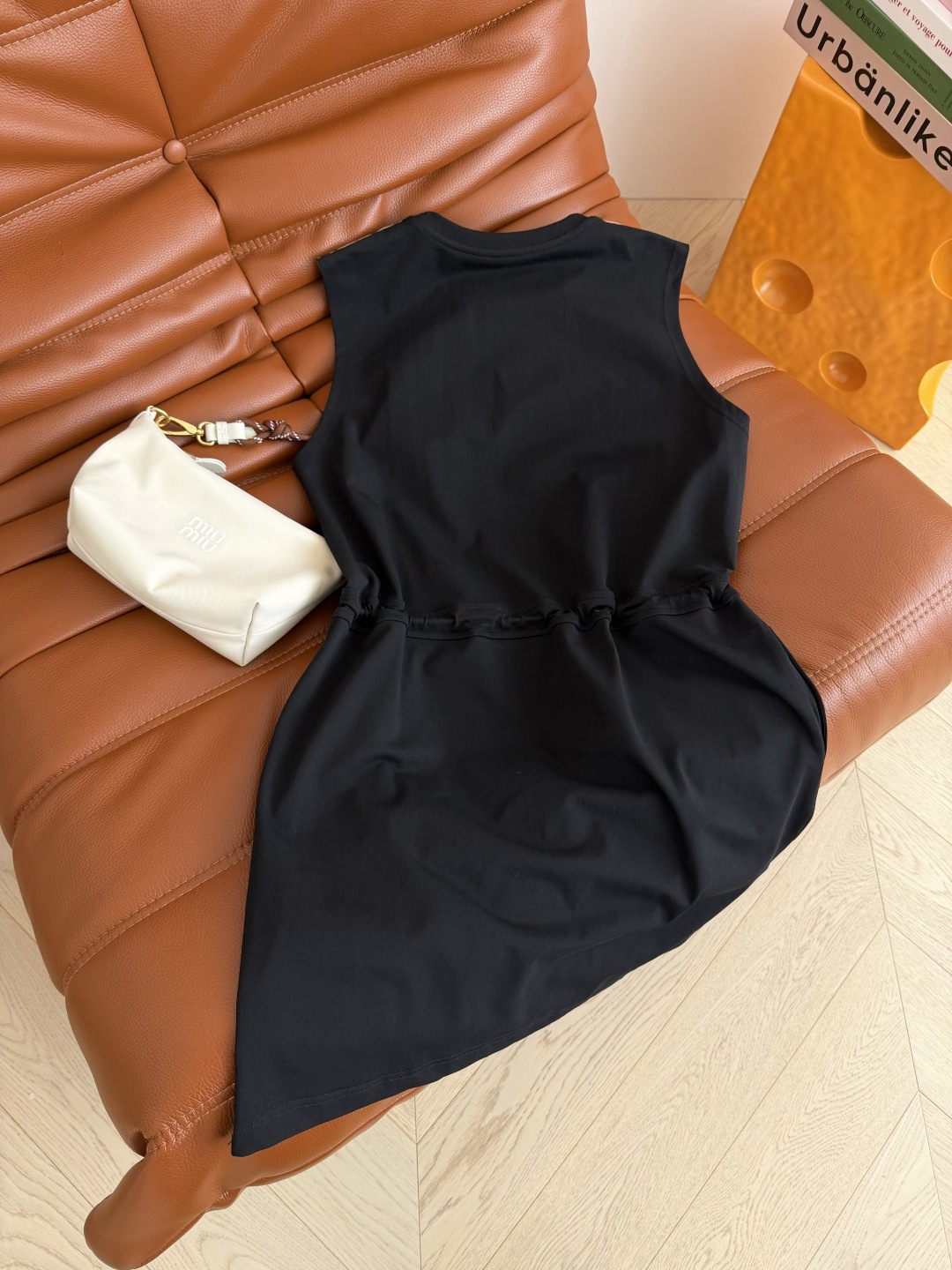 战马系列 26春夏 格纹战马刺绣设计收腰连衣裙 时髦感uP uP 是日常出街随手穿搭的绝佳裙子 一件式省