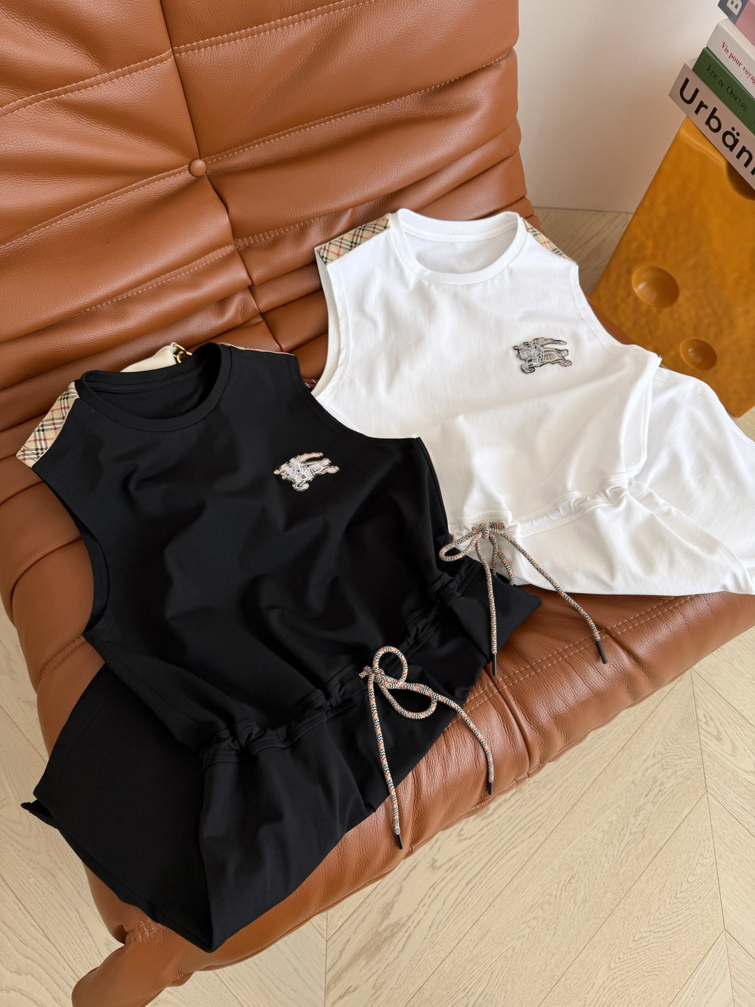 战马系列 26春夏 格纹战马刺绣设计收腰连衣裙 时髦感uP uP 是日常出街随手穿搭的绝佳裙子 一件式省