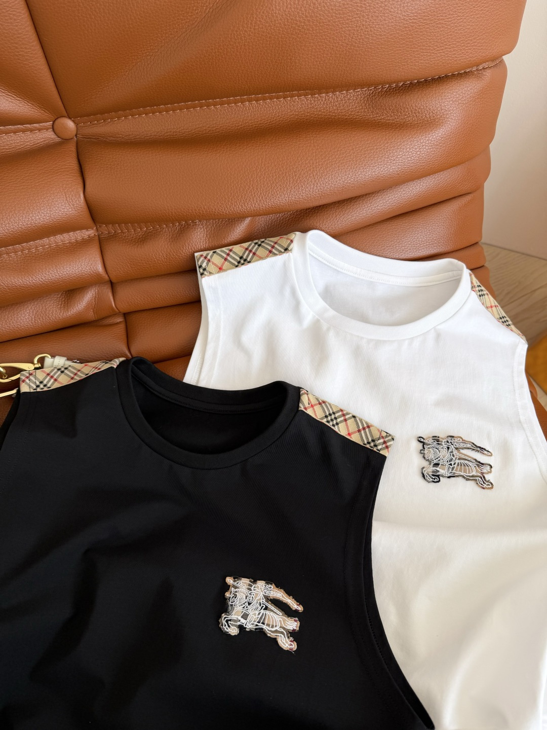 战马系列 26春夏 格纹战马刺绣设计收腰连衣裙 时髦感uP uP 是日常出街随手穿搭的绝佳裙子 一件式省