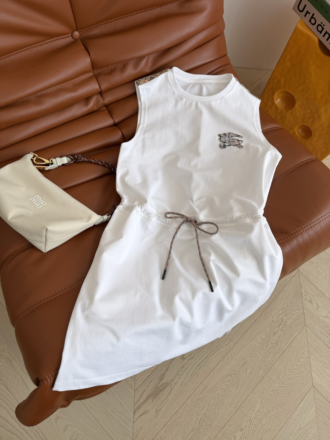 战马系列 26春夏 格纹战马刺绣设计收腰连衣裙 时髦感uP uP 是日常出街随手穿搭的绝佳裙子 一件式省