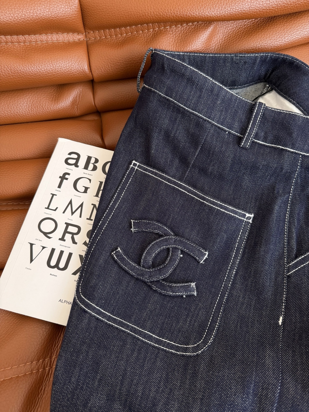 时髦百搭 26新款 立体手工双C装饰牛仔裤 明线系列 颜值抗打 不管搭配T恤或者衬衫都很高颜值 撞色明线