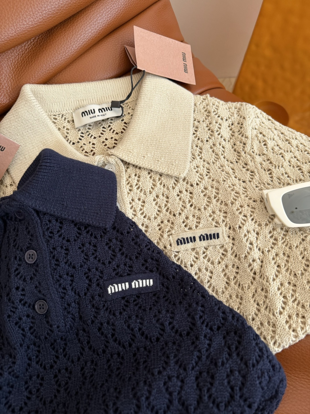 赵今麦同款 26ss 字母徽标装饰针织上衣 重工镂空织法 上身透气清爽 百搭的基础班型 不管是什么身材都