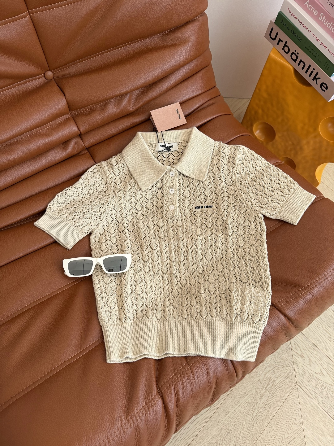 赵今麦同款 26ss 字母徽标装饰针织上衣 重工镂空织法 上身透气清爽 百搭的基础班型 不管是什么身材都