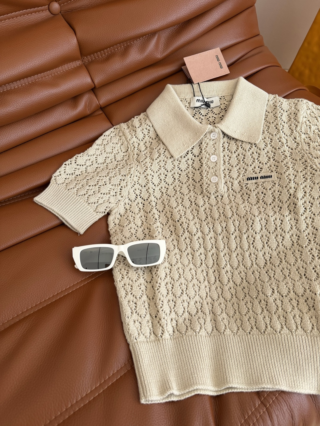 赵今麦同款 26ss 字母徽标装饰针织上衣 重工镂空织法 上身透气清爽 百搭的基础班型 不管是什么身材都