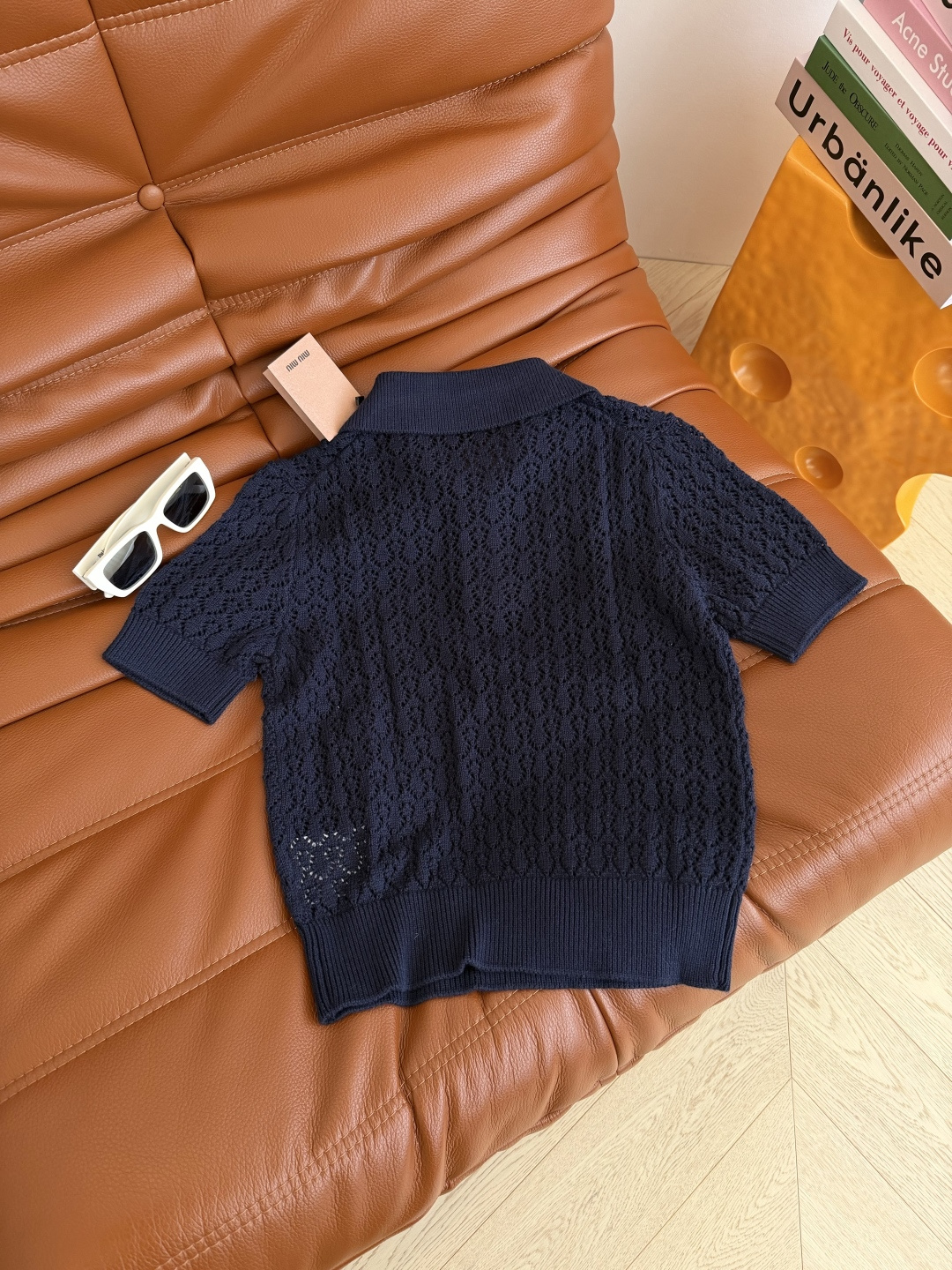 赵今麦同款 26ss 字母徽标装饰针织上衣 重工镂空织法 上身透气清爽 百搭的基础班型 不管是什么身材都