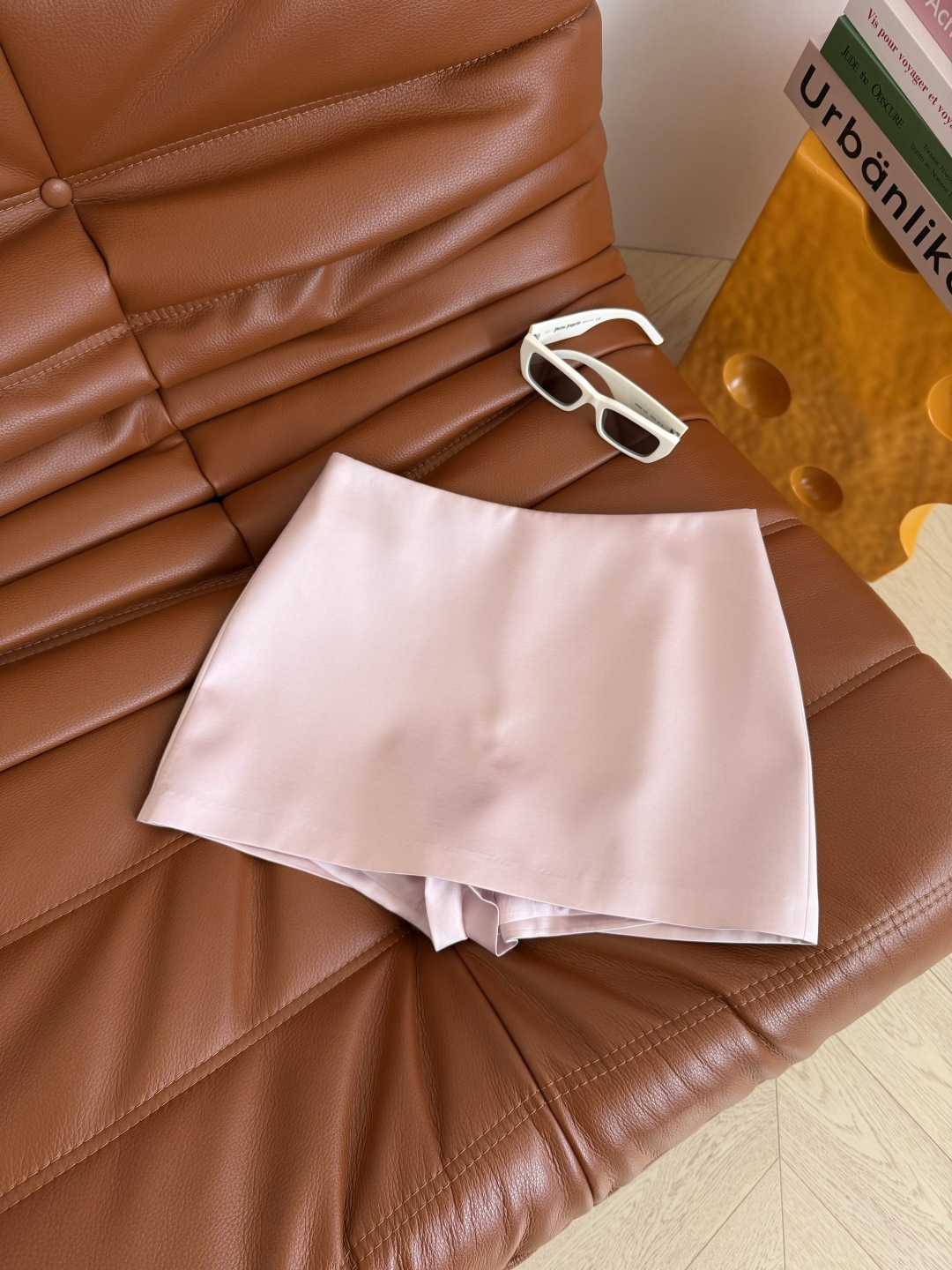 超百搭 缎面光泽感裤裙 上身真的惊艳了 在阳光下灯光下泛着柔柔的珠光 贵气感直接拉满 超短版型 内里是短