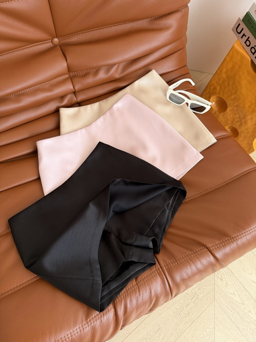 超百搭 缎面光泽感裤裙 上身真的惊艳了 在阳光下灯光下泛着柔柔的珠光 贵气感直接拉满 超短版型 内里是短