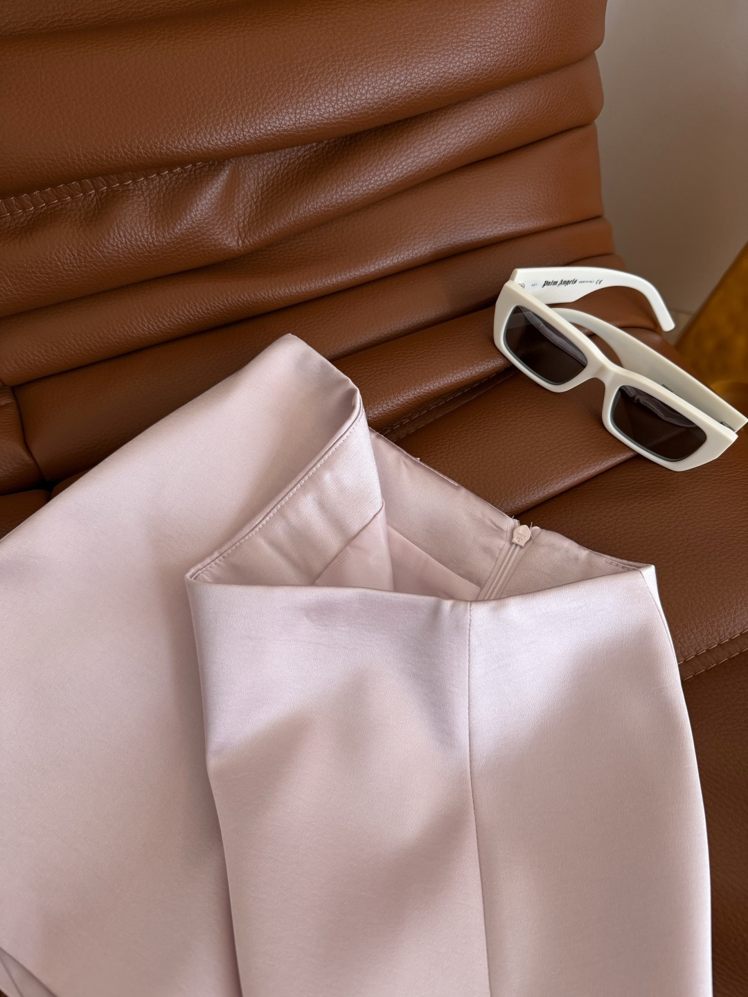 超百搭 缎面光泽感裤裙 上身真的惊艳了 在阳光下灯光下泛着柔柔的珠光 贵气感直接拉满 超短版型 内里是短