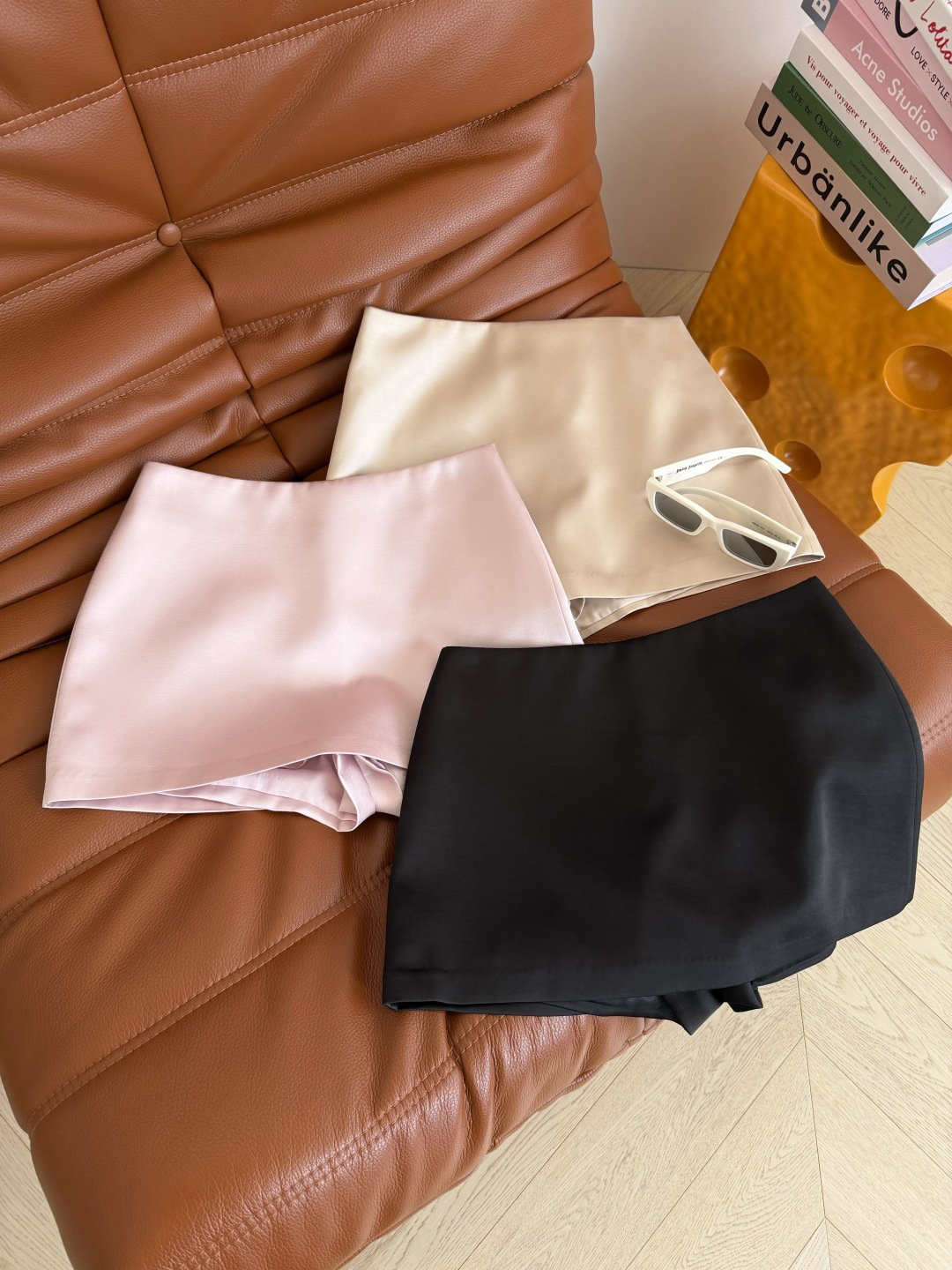 超百搭 缎面光泽感裤裙 上身真的惊艳了 在阳光下灯光下泛着柔柔的珠光 贵气感直接拉满 超短版型 内里是短