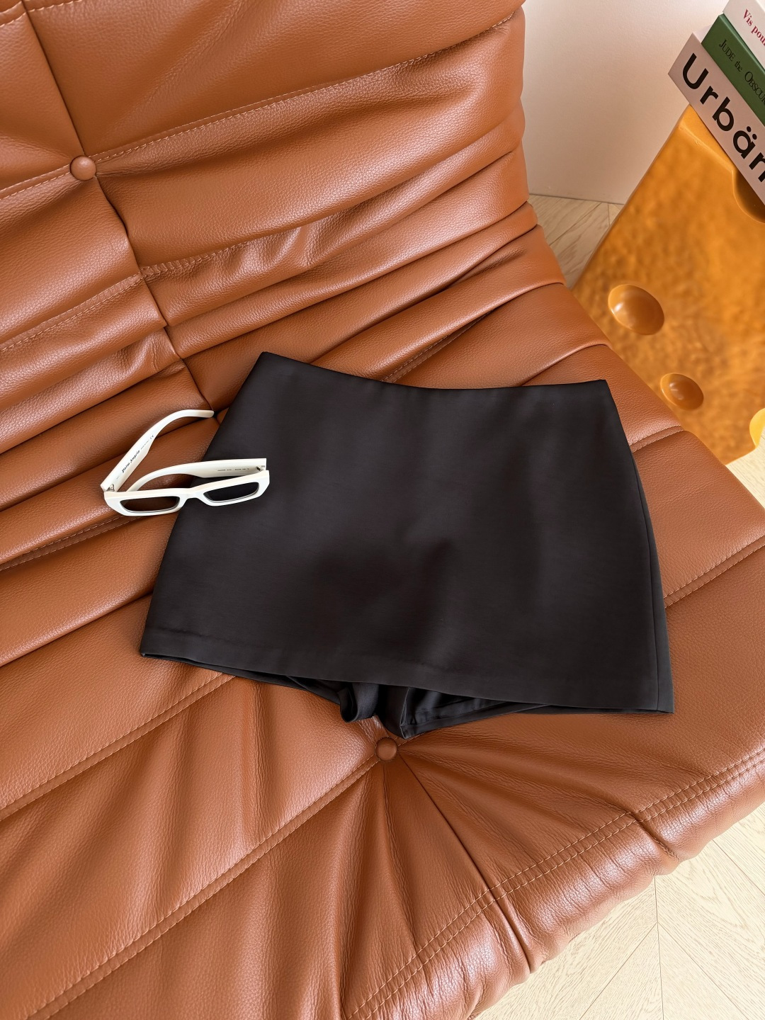 超百搭 缎面光泽感裤裙 上身真的惊艳了 在阳光下灯光下泛着柔柔的珠光 贵气感直接拉满 超短版型 内里是短