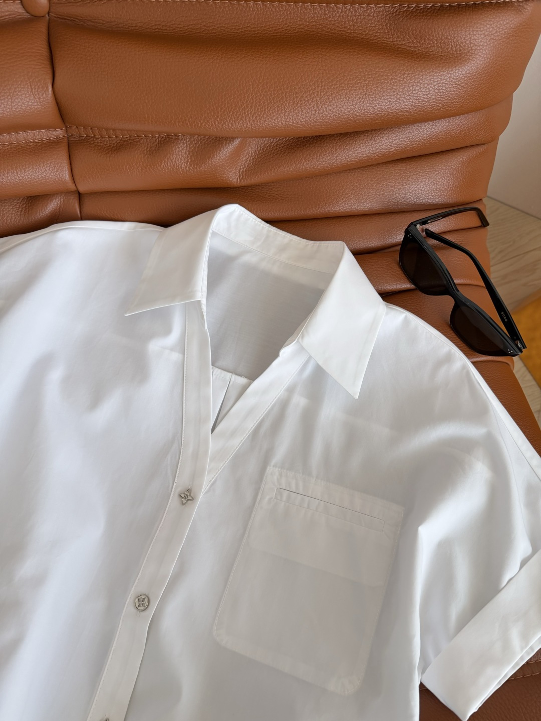 26ss🆕老花扣子装饰白色衬衫 日常休闲必备款 白衬衫真的很耐看 慵懒又时髦 小V领翻领落肩设计 下摆采