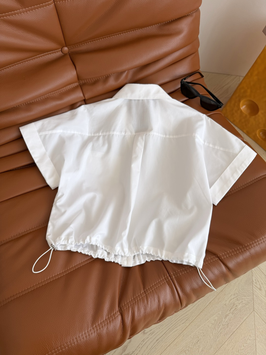 26ss🆕老花扣子装饰白色衬衫 日常休闲必备款 白衬衫真的很耐看 慵懒又时髦 小V领翻领落肩设计 下摆采