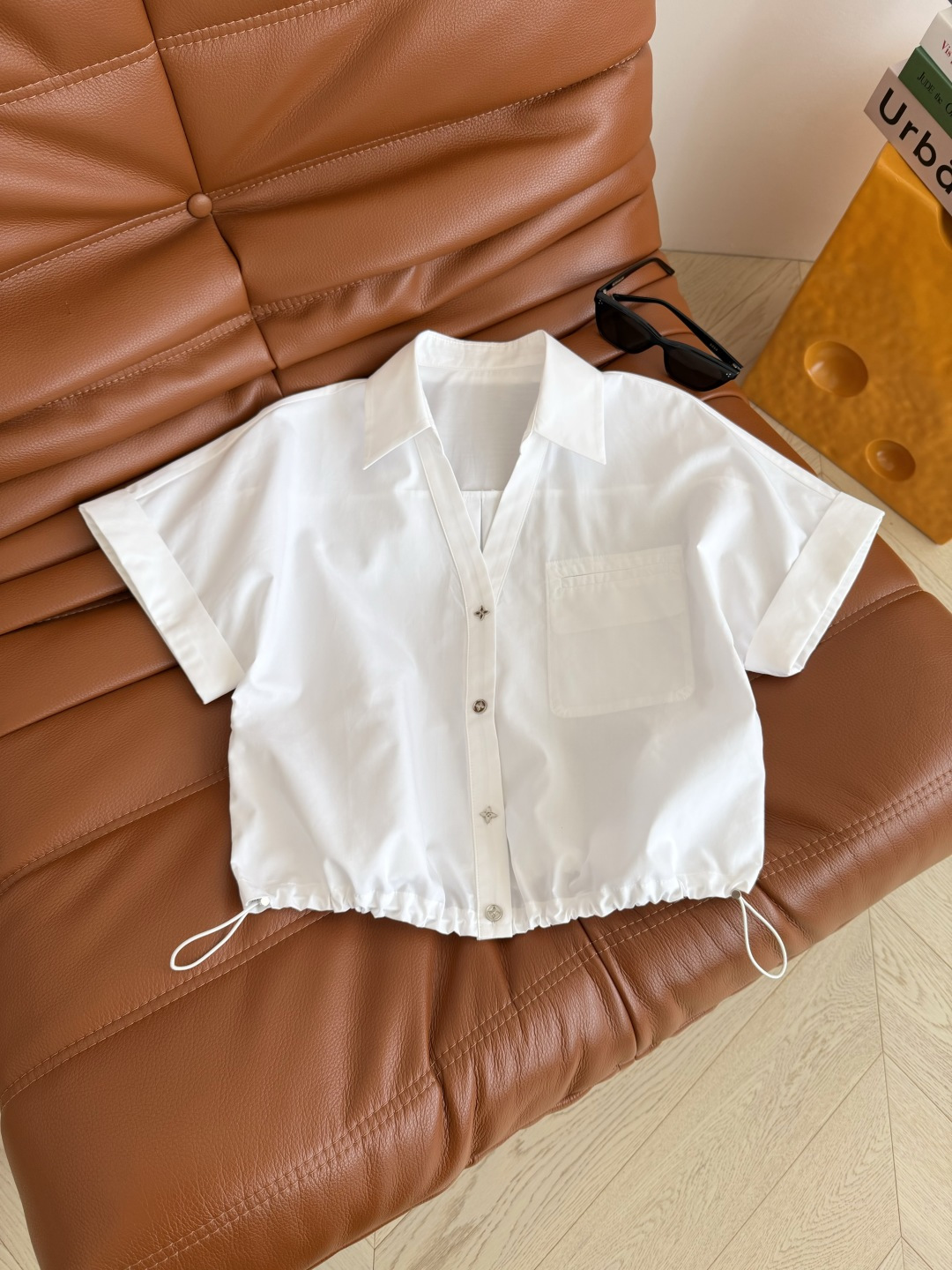 26ss🆕老花扣子装饰白色衬衫 日常休闲必备款 白衬衫真的很耐看 慵懒又时髦 小V领翻领落肩设计 下摆采