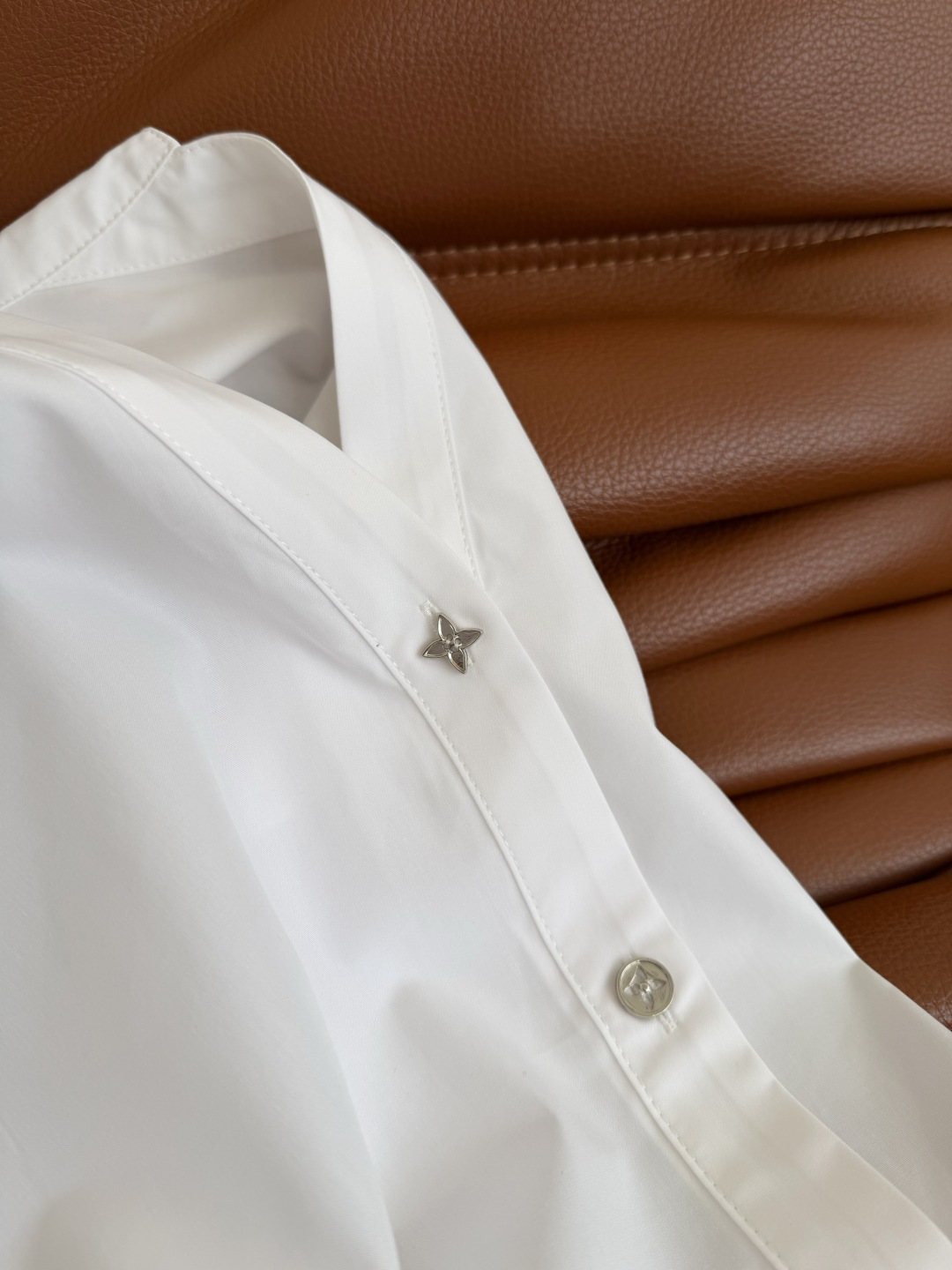 26ss🆕老花扣子装饰白色衬衫 日常休闲必备款 白衬衫真的很耐看 慵懒又时髦 小V领翻领落肩设计 下摆采