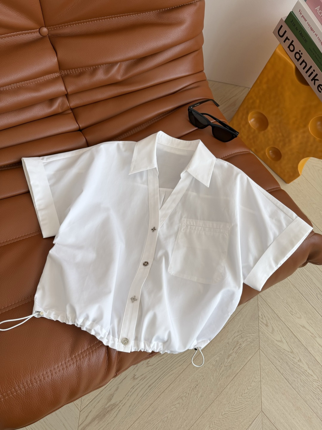 26ss🆕老花扣子装饰白色衬衫 日常休闲必备款 白衬衫真的很耐看 慵懒又时髦 小V领翻领落肩设计 下摆采