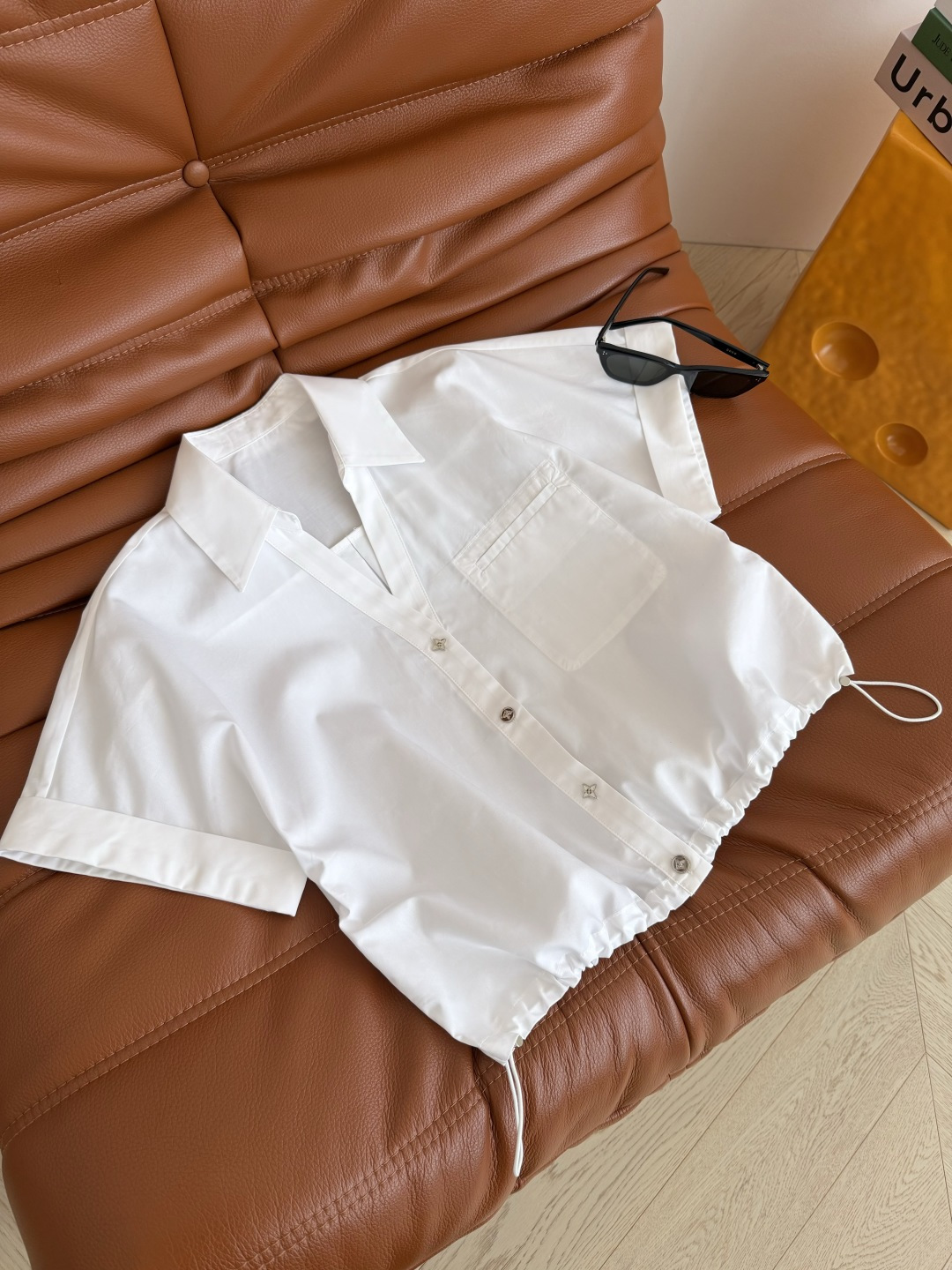 26ss🆕老花扣子装饰白色衬衫 日常休闲必备款 白衬衫真的很耐看 慵懒又时髦 小V领翻领落肩设计 下摆采