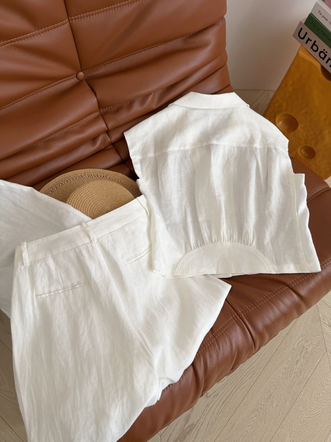 凯旋门银扣透气亚麻套装～自带空气感 复古休闲又时髦 小飞袖设计上衣+直筒长裤 极简主义又保留了优雅女人味