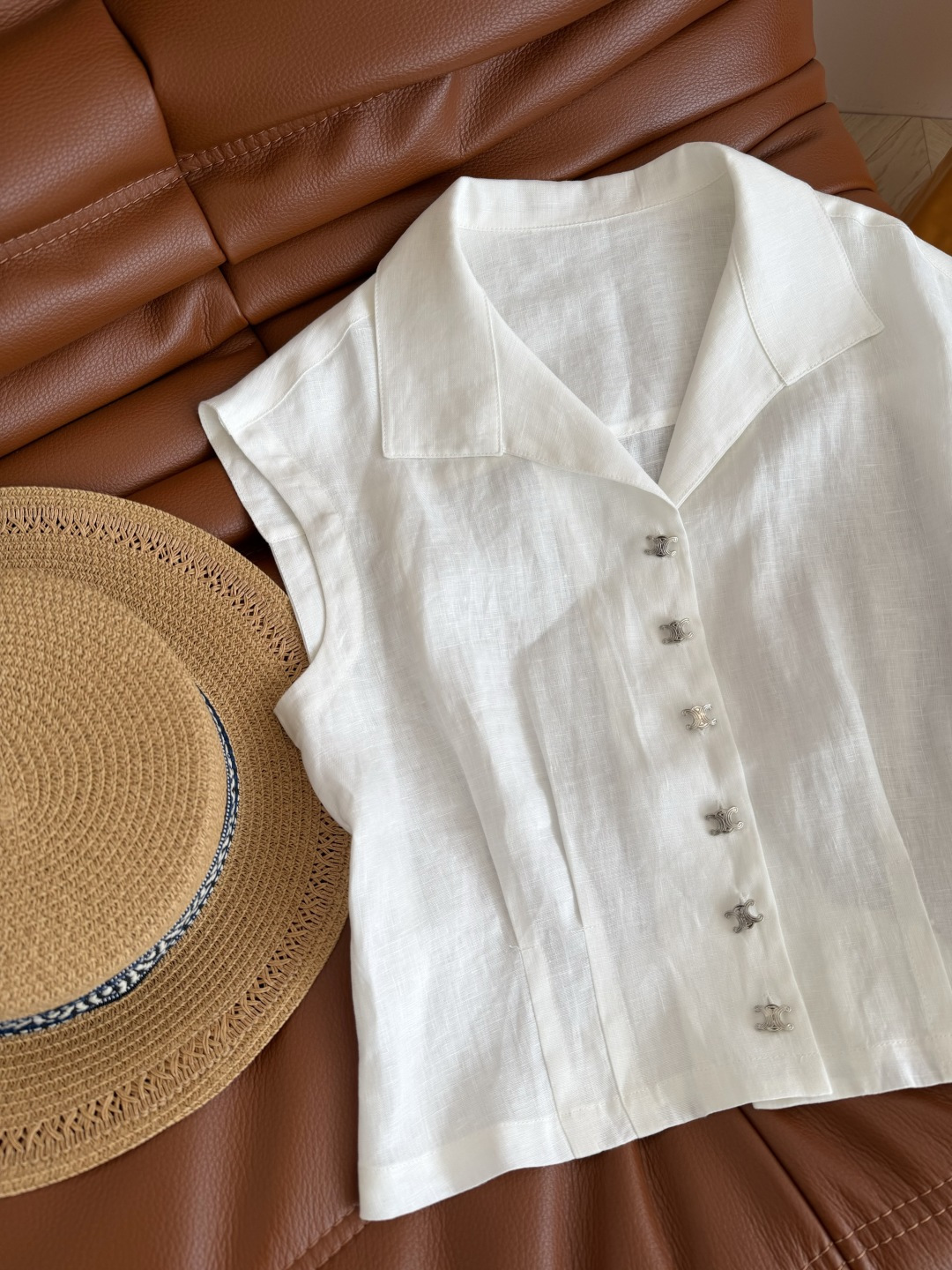 凯旋门银扣透气亚麻套装～自带空气感 复古休闲又时髦 小飞袖设计上衣+直筒长裤 极简主义又保留了优雅女人味