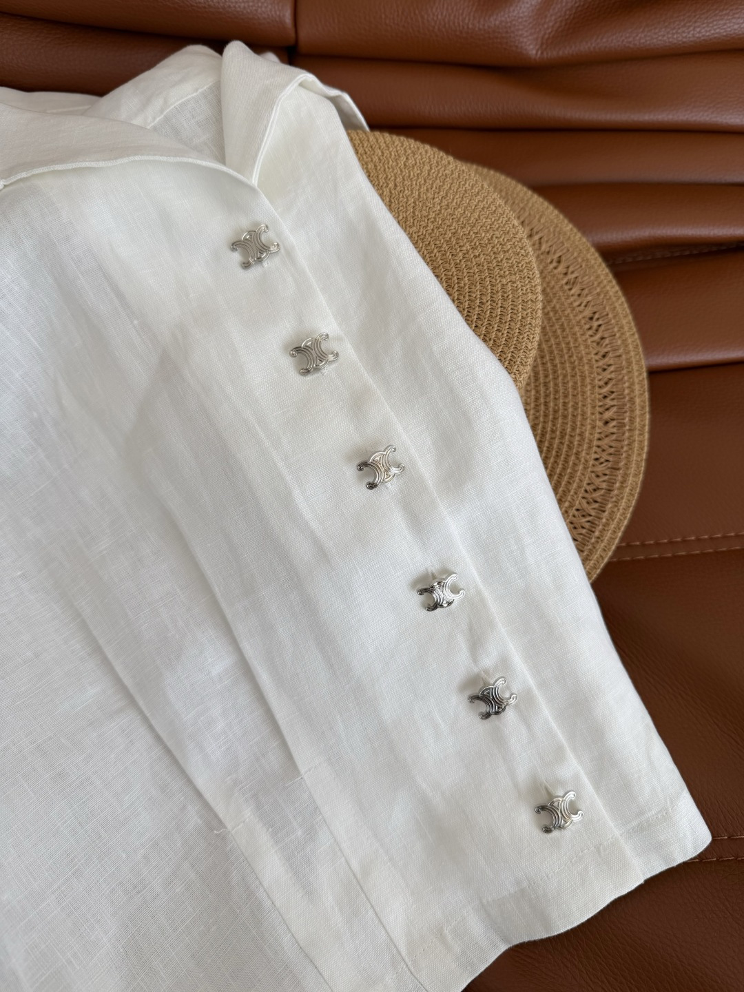 凯旋门银扣透气亚麻套装～自带空气感 复古休闲又时髦 小飞袖设计上衣+直筒长裤 极简主义又保留了优雅女人味