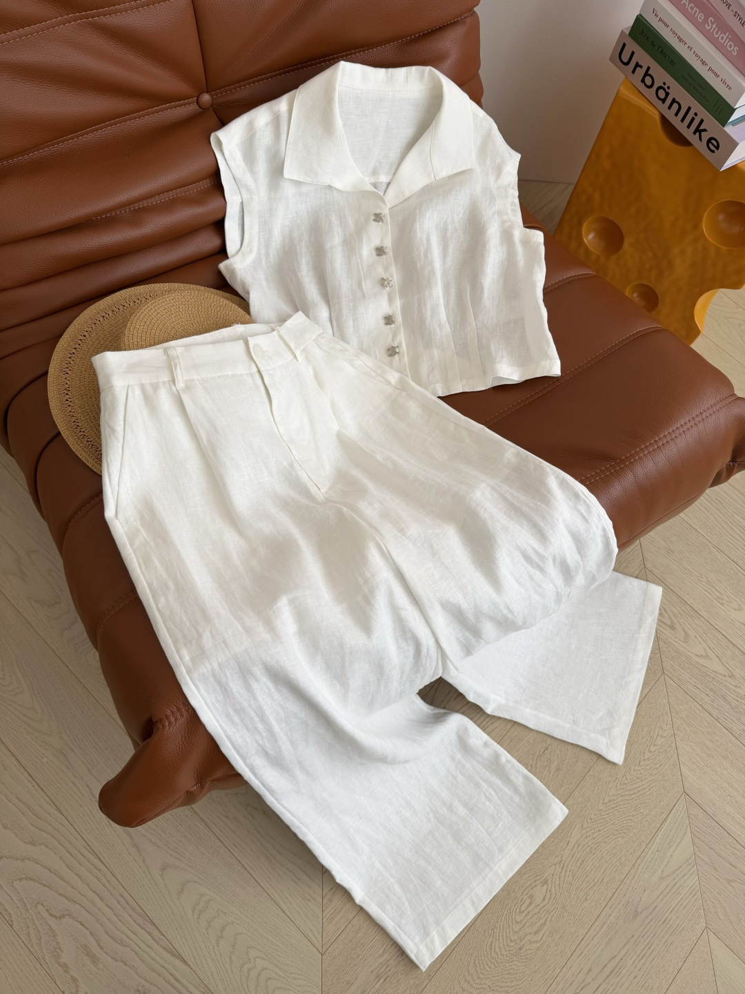 凯旋门银扣透气亚麻套装～自带空气感 复古休闲又时髦 小飞袖设计上衣+直筒长裤 极简主义又保留了优雅女人味