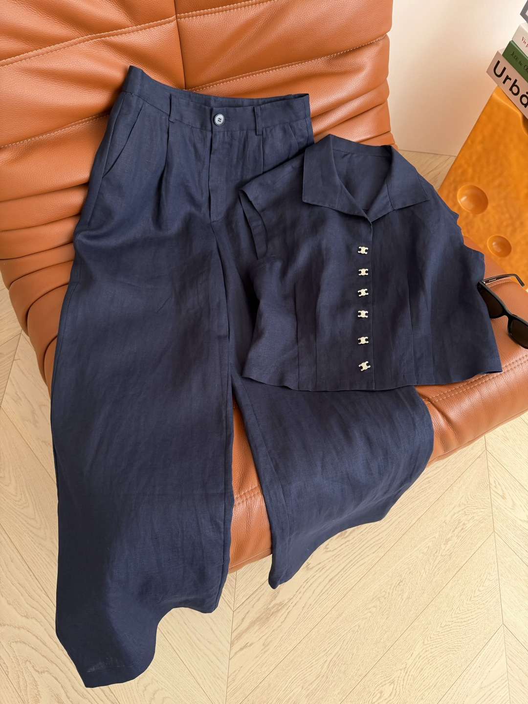 凯旋门银扣透气亚麻套装～自带空气感 复古休闲又时髦 小飞袖设计上衣+直筒长裤 极简主义又保留了优雅女人味