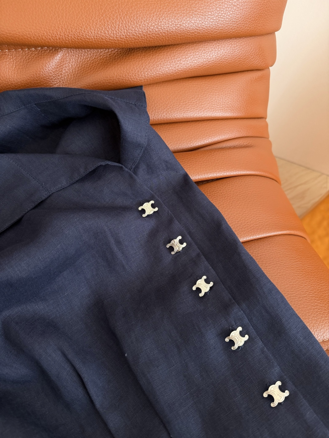 凯旋门银扣透气亚麻套装～自带空气感 复古休闲又时髦 小飞袖设计上衣+直筒长裤 极简主义又保留了优雅女人味