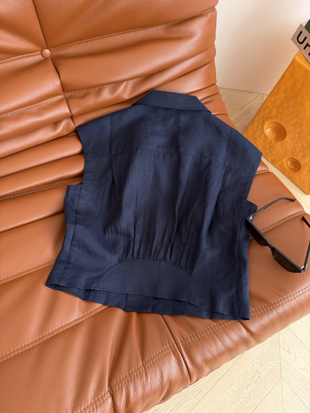 凯旋门银扣透气亚麻套装～自带空气感 复古休闲又时髦 小飞袖设计上衣+直筒长裤 极简主义又保留了优雅女人味