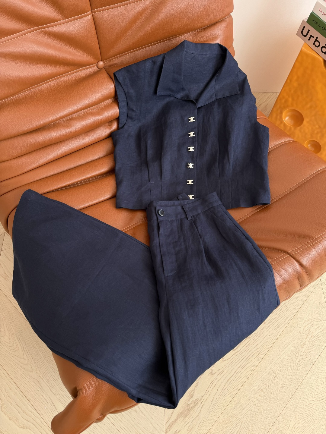 凯旋门银扣透气亚麻套装～自带空气感 复古休闲又时髦 小飞袖设计上衣+直筒长裤 极简主义又保留了优雅女人味