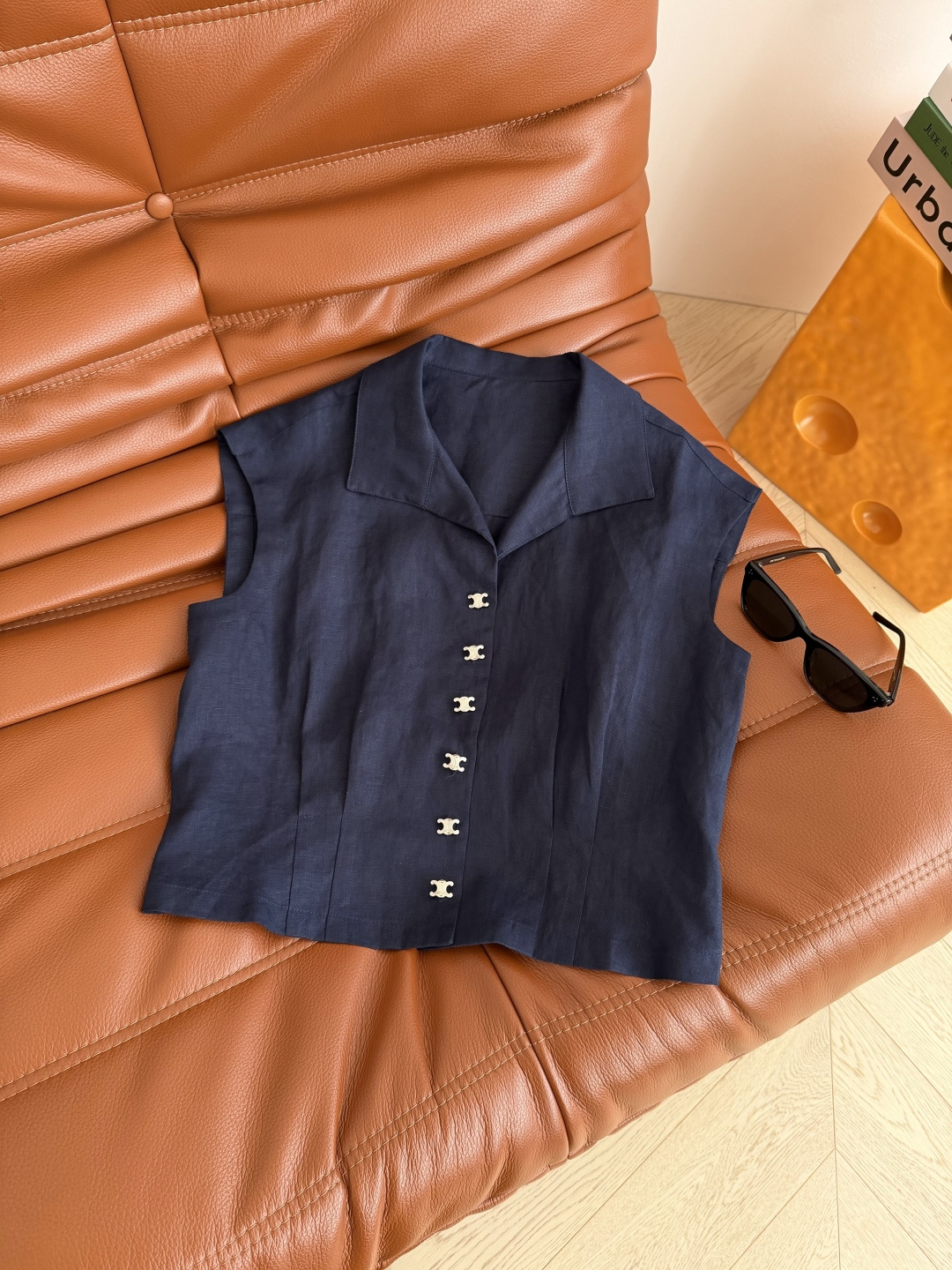 凯旋门银扣透气亚麻套装～自带空气感 复古休闲又时髦 小飞袖设计上衣+直筒长裤 极简主义又保留了优雅女人味