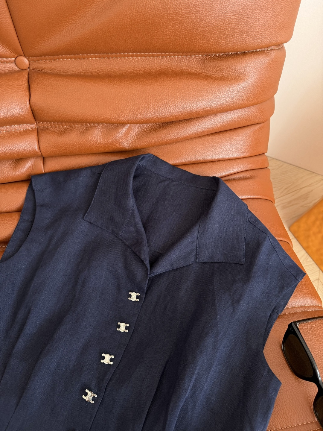 凯旋门银扣透气亚麻套装～自带空气感 复古休闲又时髦 小飞袖设计上衣+直筒长裤 极简主义又保留了优雅女人味