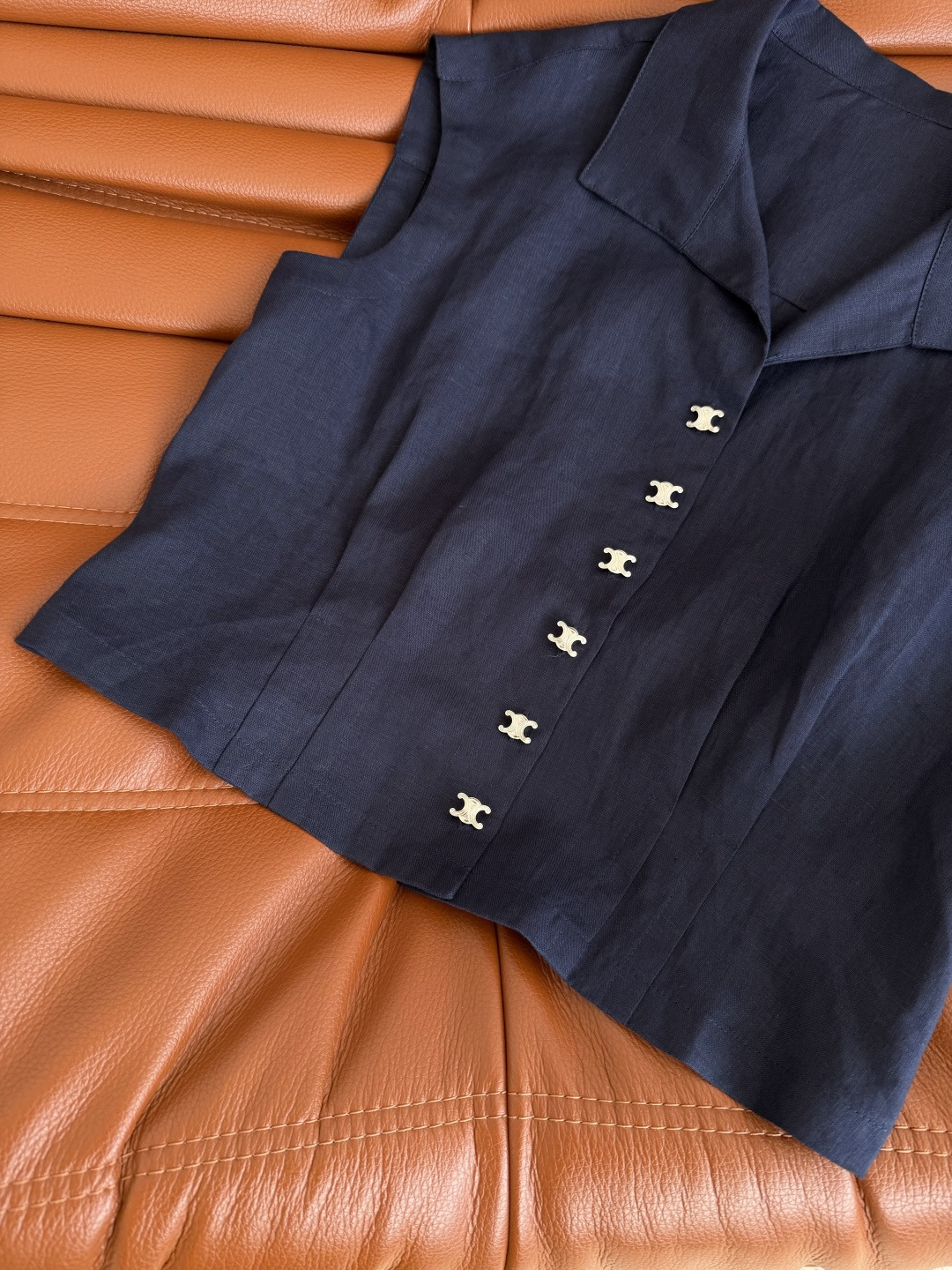 凯旋门银扣透气亚麻套装～自带空气感 复古休闲又时髦 小飞袖设计上衣+直筒长裤 极简主义又保留了优雅女人味