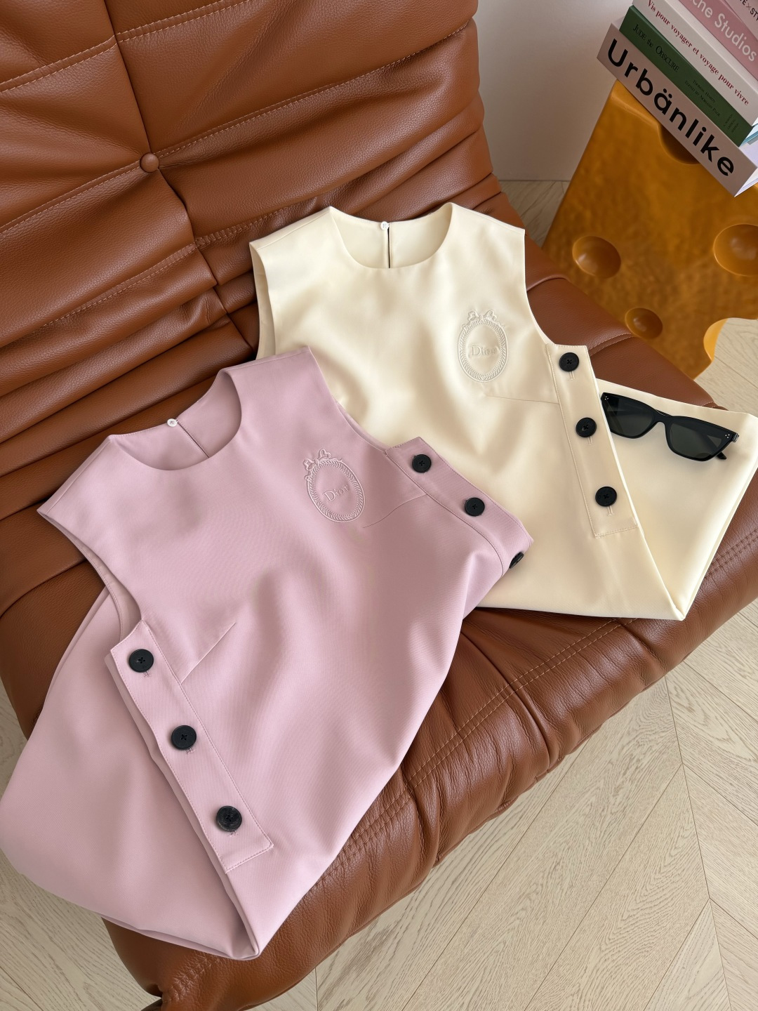 26春夏新款 徽章logo刺绣无袖连衣裙 经典的D式设计感 是好穿好搭配的裙子 双侧钮扣设计 下摆是钮扣