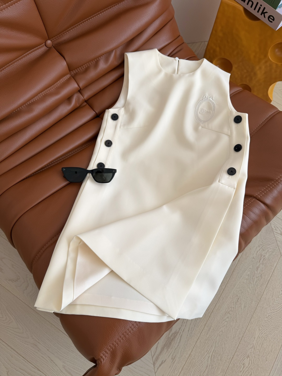 26春夏新款 徽章logo刺绣无袖连衣裙 经典的D式设计感 是好穿好搭配的裙子 双侧钮扣设计 下摆是钮扣