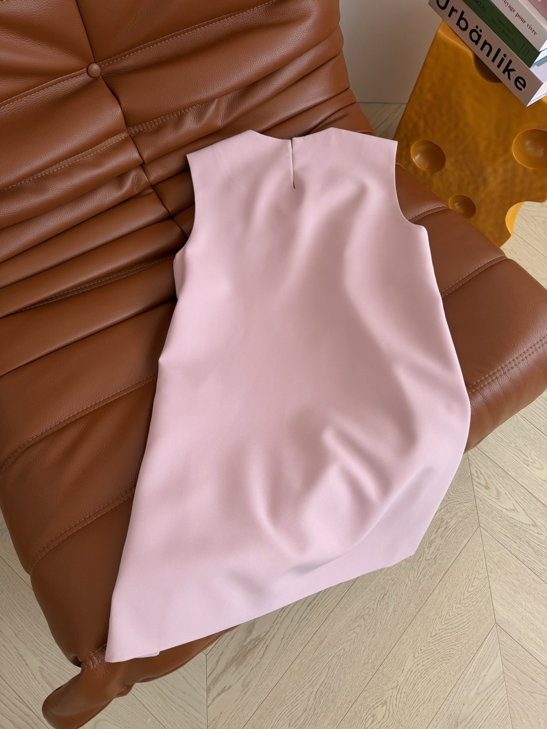 26春夏新款 徽章logo刺绣无袖连衣裙 经典的D式设计感 是好穿好搭配的裙子 双侧钮扣设计 下摆是钮扣