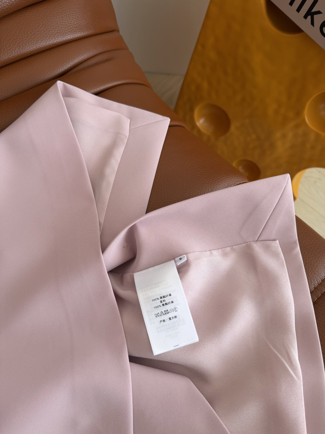 26春夏新款 徽章logo刺绣无袖连衣裙 经典的D式设计感 是好穿好搭配的裙子 双侧钮扣设计 下摆是钮扣