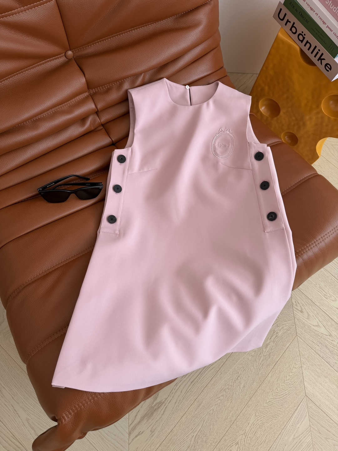 26春夏新款 徽章logo刺绣无袖连衣裙 经典的D式设计感 是好穿好搭配的裙子 双侧钮扣设计 下摆是钮扣