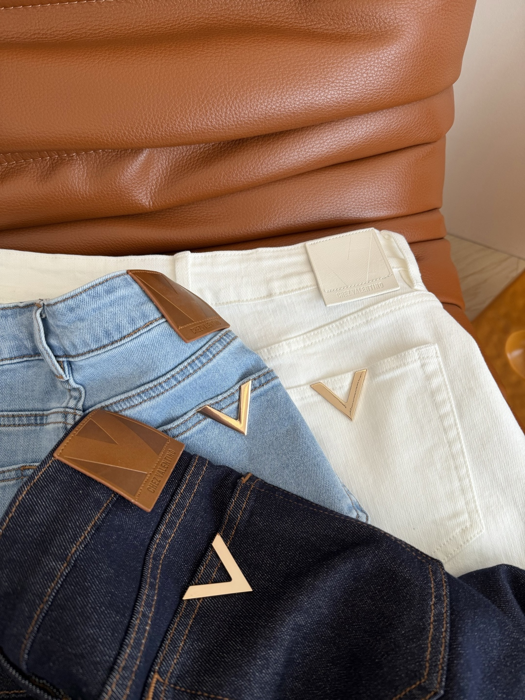 人手必备款 26ss V金属镶嵌牛仔短裤 衣橱里长青款 太好搭配了 不管是T恤或者衬衫都需要这一条短裤 