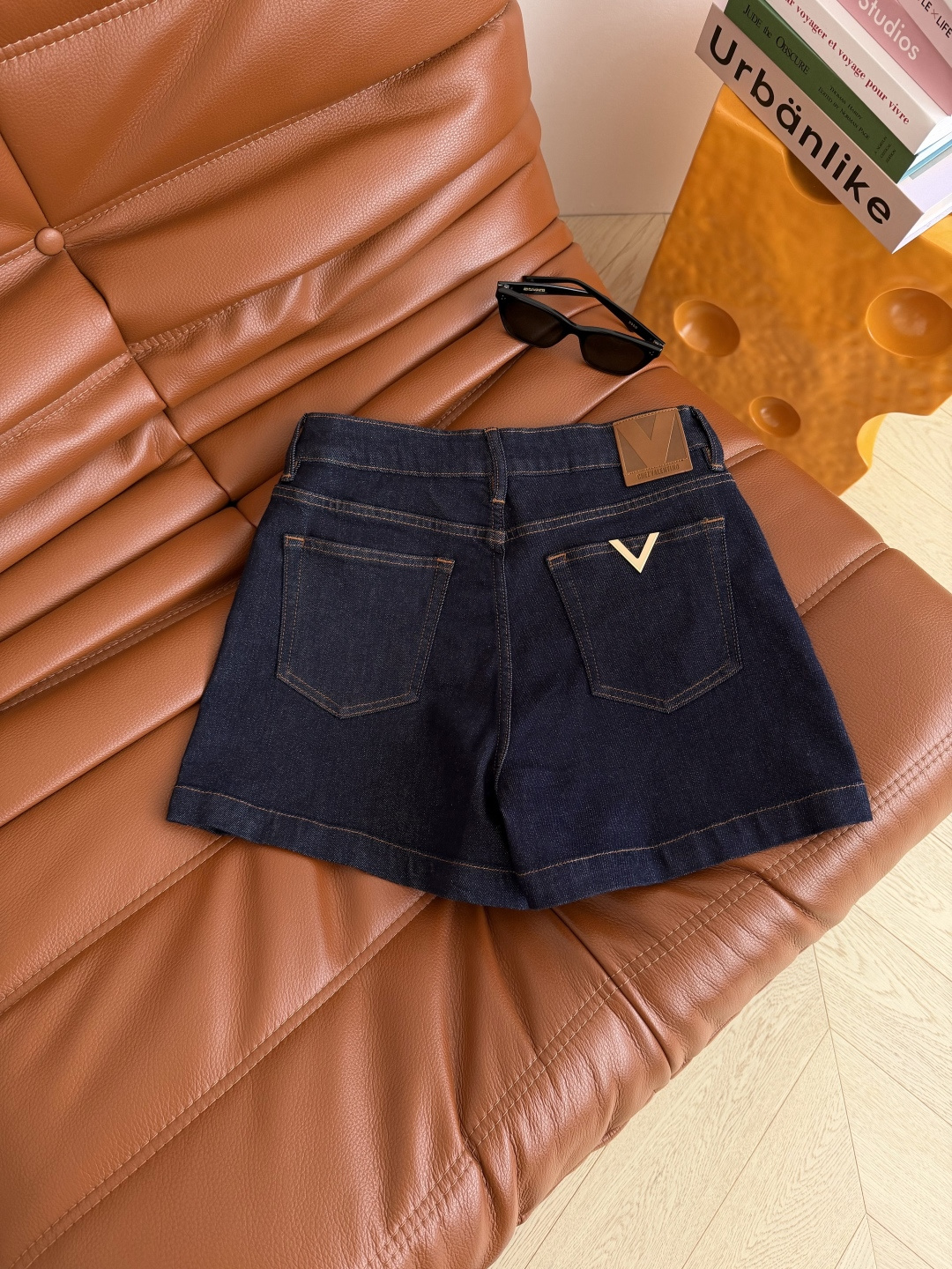人手必备款 26ss V金属镶嵌牛仔短裤 衣橱里长青款 太好搭配了 不管是T恤或者衬衫都需要这一条短裤 