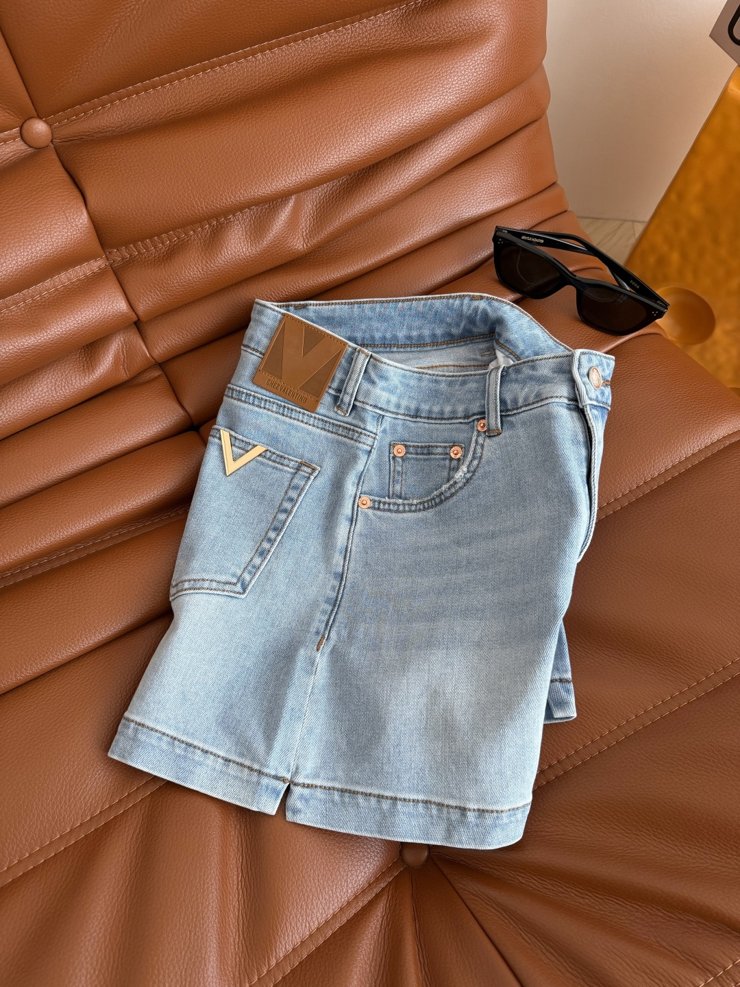 人手必备款 26ss V金属镶嵌牛仔短裤 衣橱里长青款 太好搭配了 不管是T恤或者衬衫都需要这一条短裤 