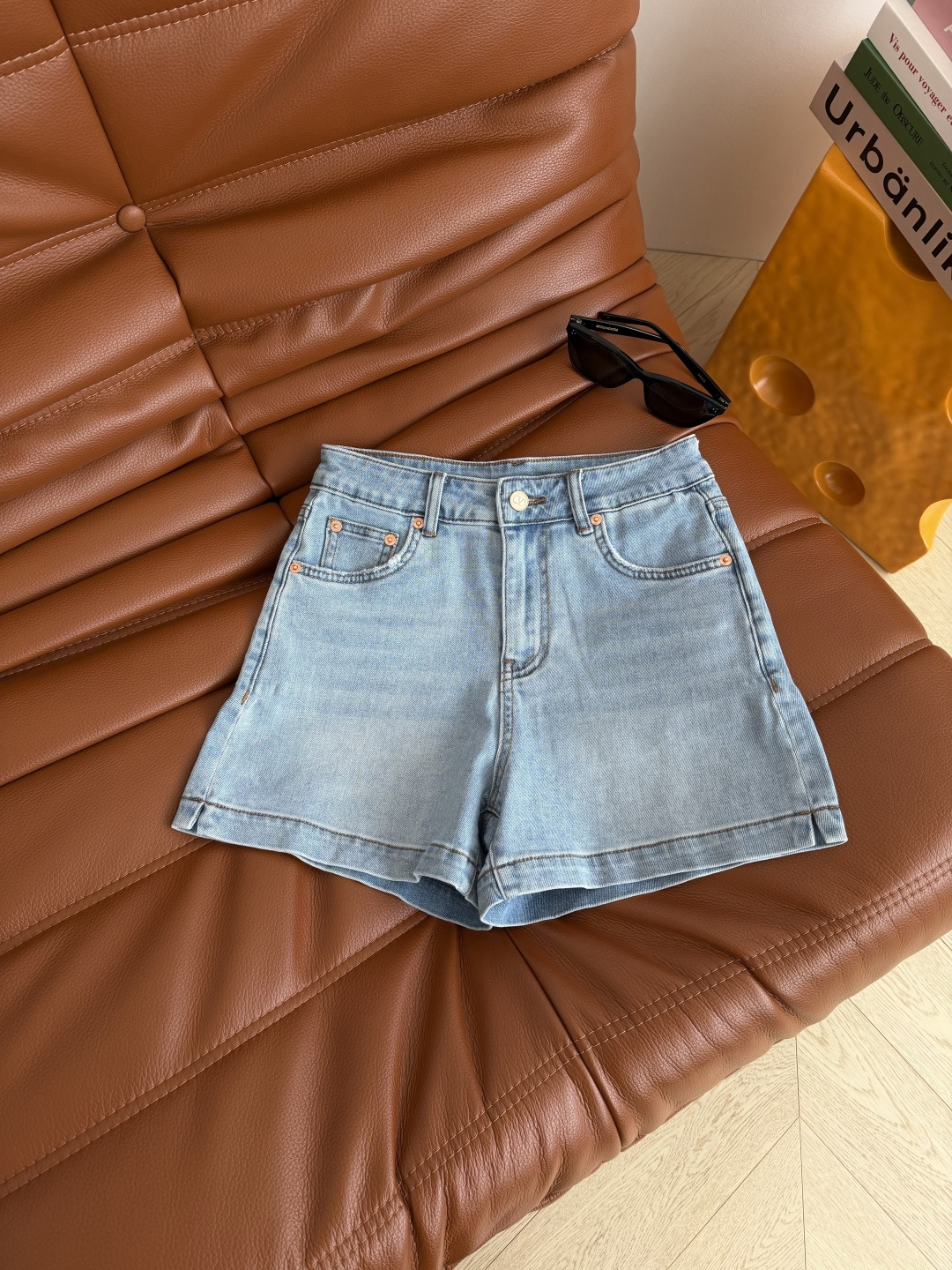 人手必备款 26ss V金属镶嵌牛仔短裤 衣橱里长青款 太好搭配了 不管是T恤或者衬衫都需要这一条短裤 