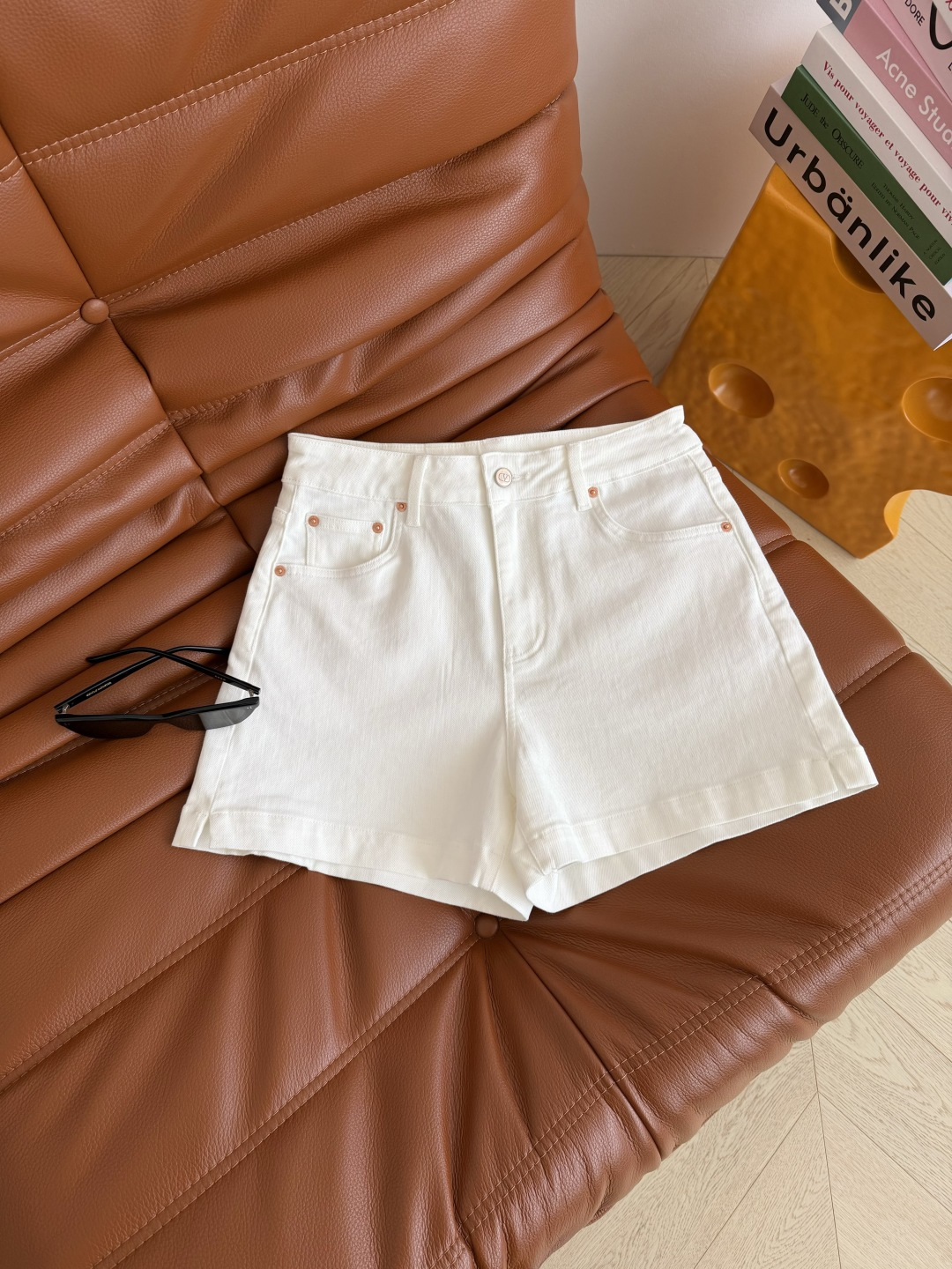 人手必备款 26ss V金属镶嵌牛仔短裤 衣橱里长青款 太好搭配了 不管是T恤或者衬衫都需要这一条短裤 