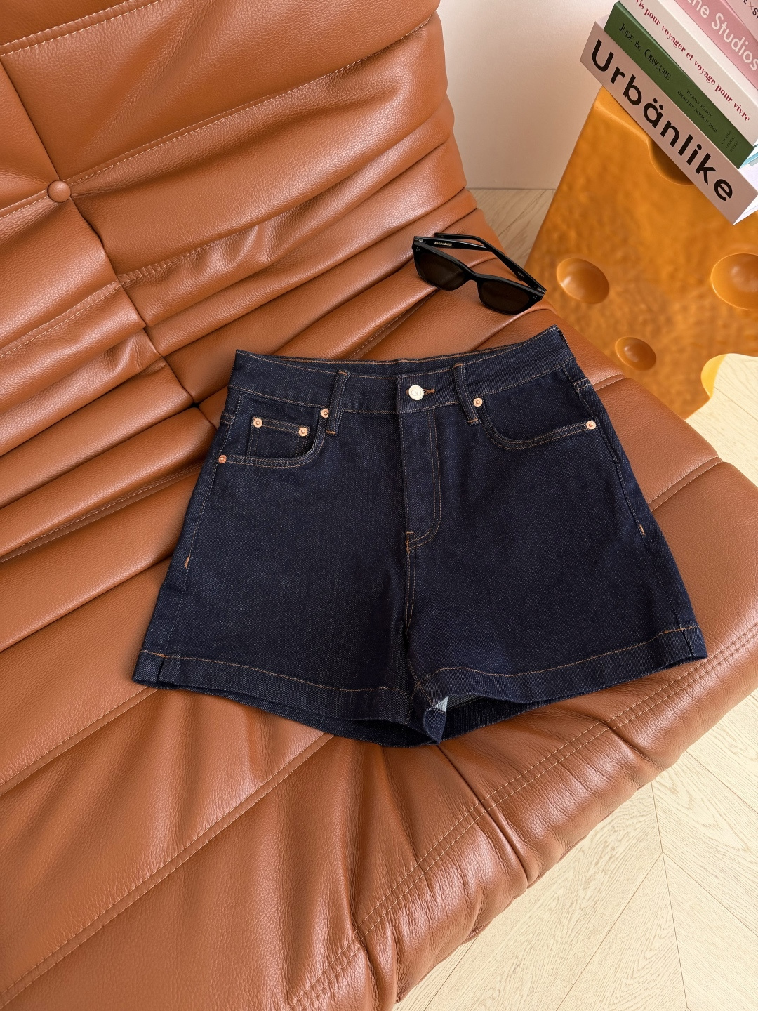 人手必备款 26ss V金属镶嵌牛仔短裤 衣橱里长青款 太好搭配了 不管是T恤或者衬衫都需要这一条短裤 