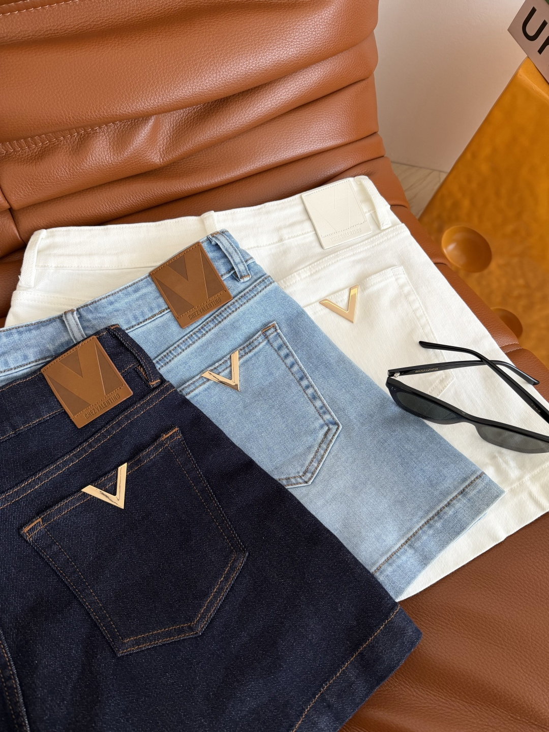 人手必备款 26ss V金属镶嵌牛仔短裤 衣橱里长青款 太好搭配了 不管是T恤或者衬衫都需要这一条短裤 